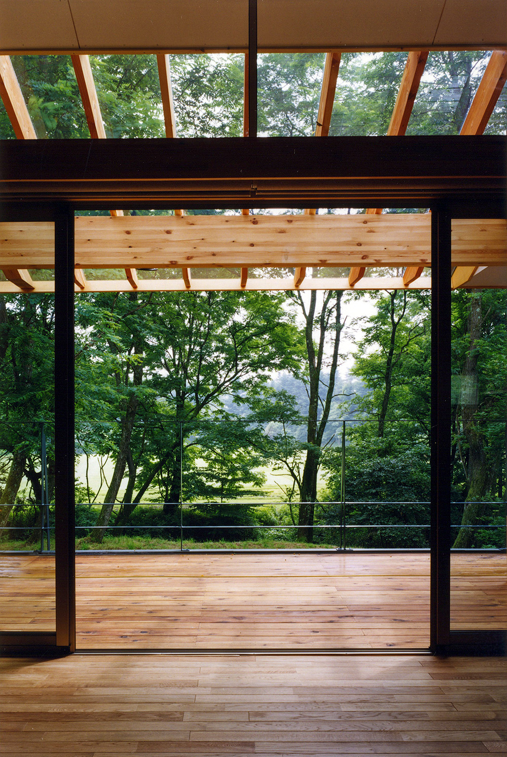軽井沢別荘　リビングからデッキを見る　結設計　建築設計事務所