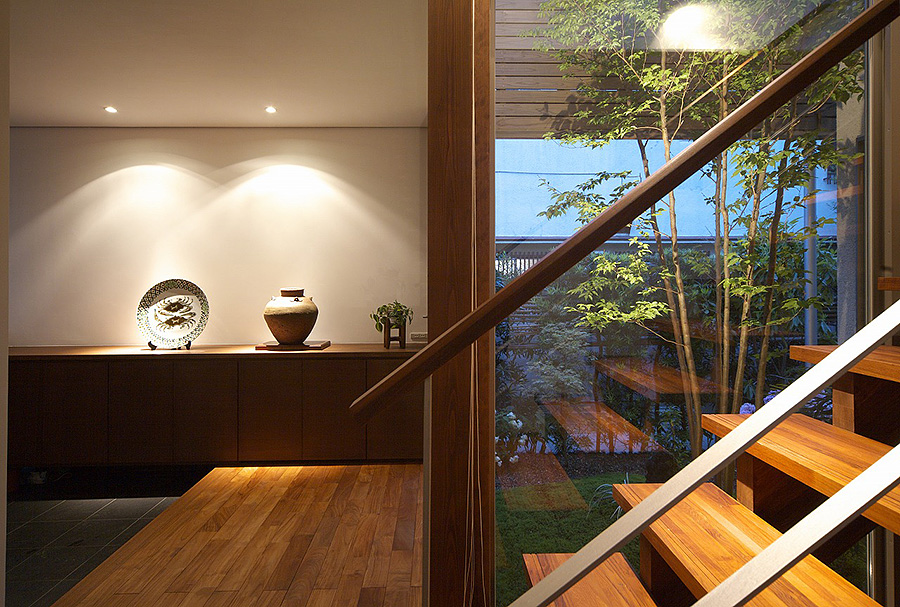 「 鎌倉の家 」階段越しに玄関と中庭の夕景　