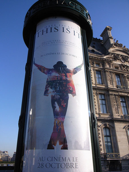 街中にあった「THIS IS IT」の広告塔