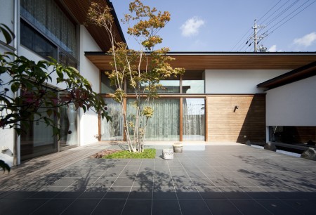 五枚屋根の家