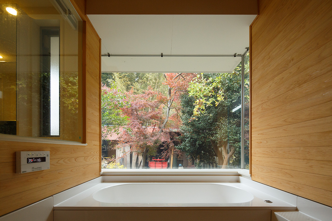 ハーフユニットバス組み込み木製板貼り浴室