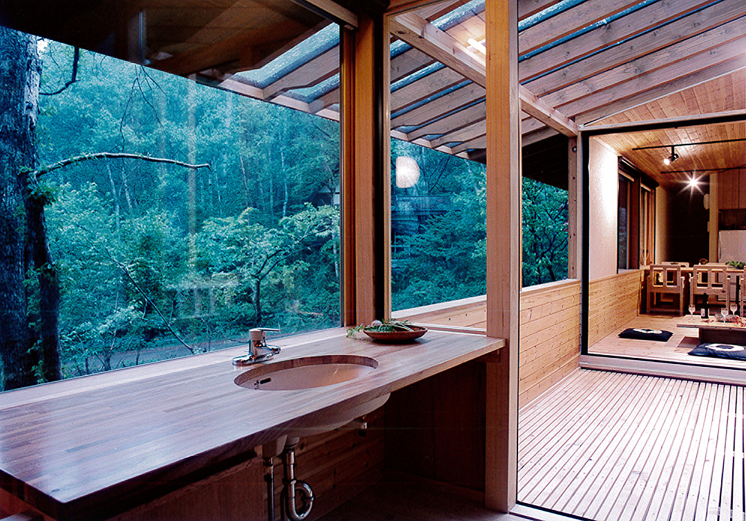 林の中の洗面所「軽井沢の家」暖炉があるリビング　デザイナーズ別荘