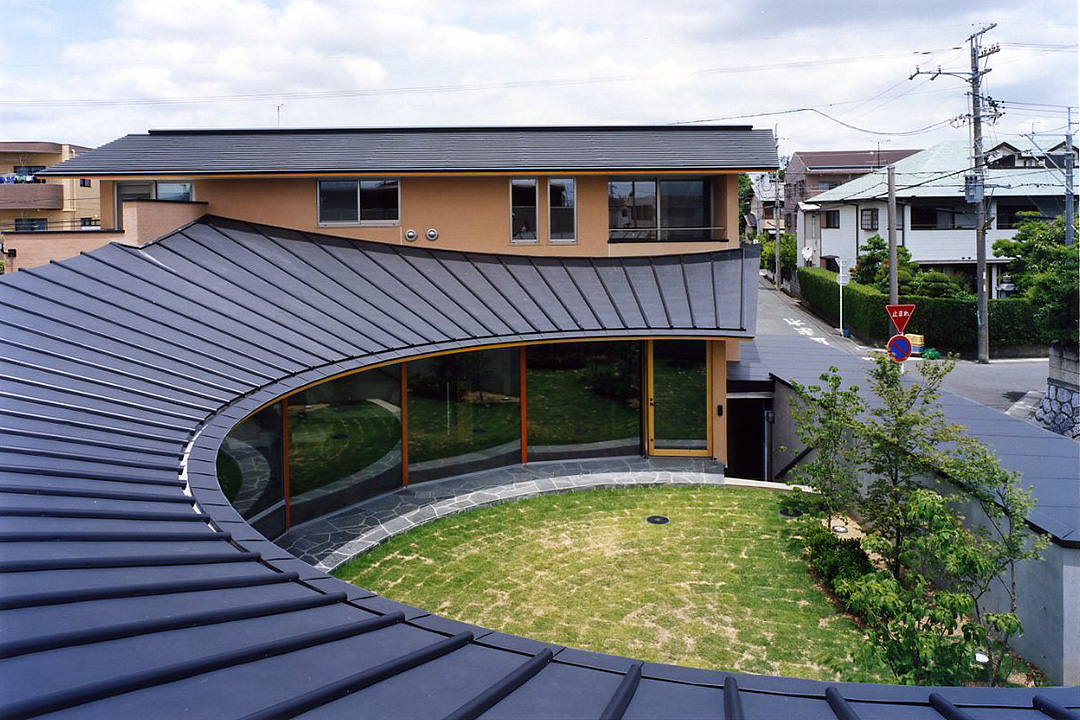 半円形の屋根で囲まれた中庭の事例