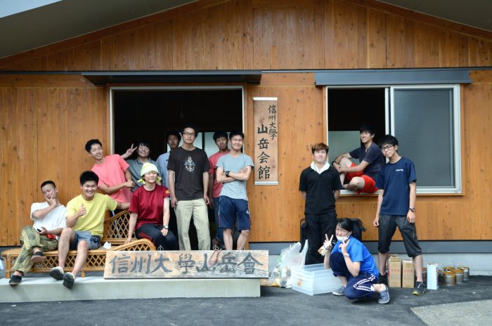 信州大学山岳会館(FSU工法)の塗装工事を終え、これから世に出る学生部員達の写真