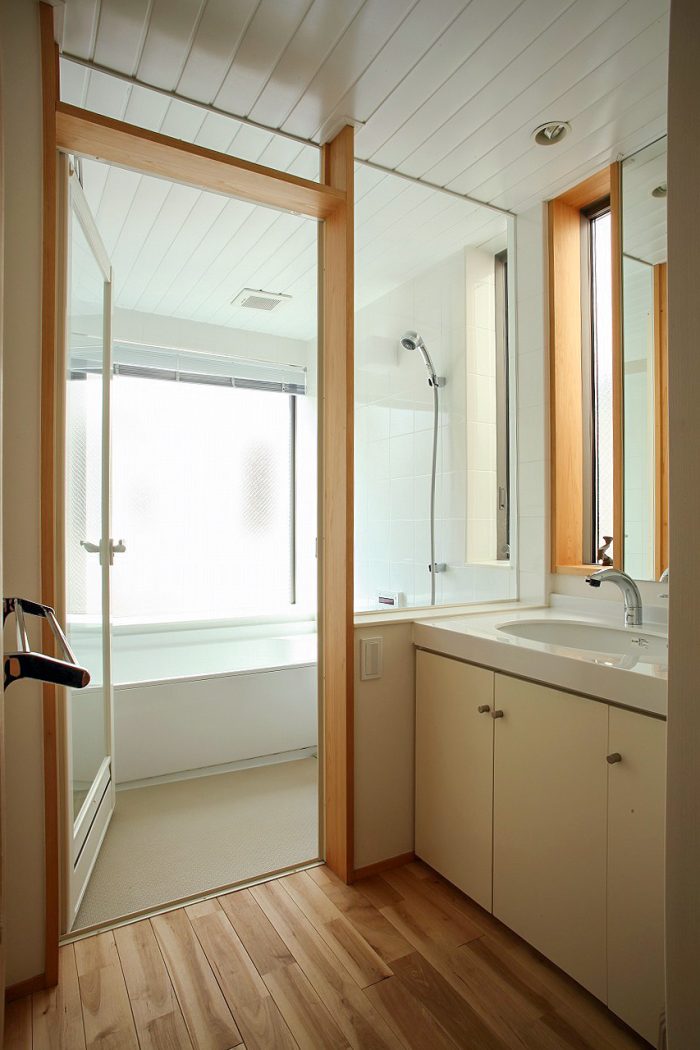 「石神井公園の家」明るい浴室と洗面脱衣室