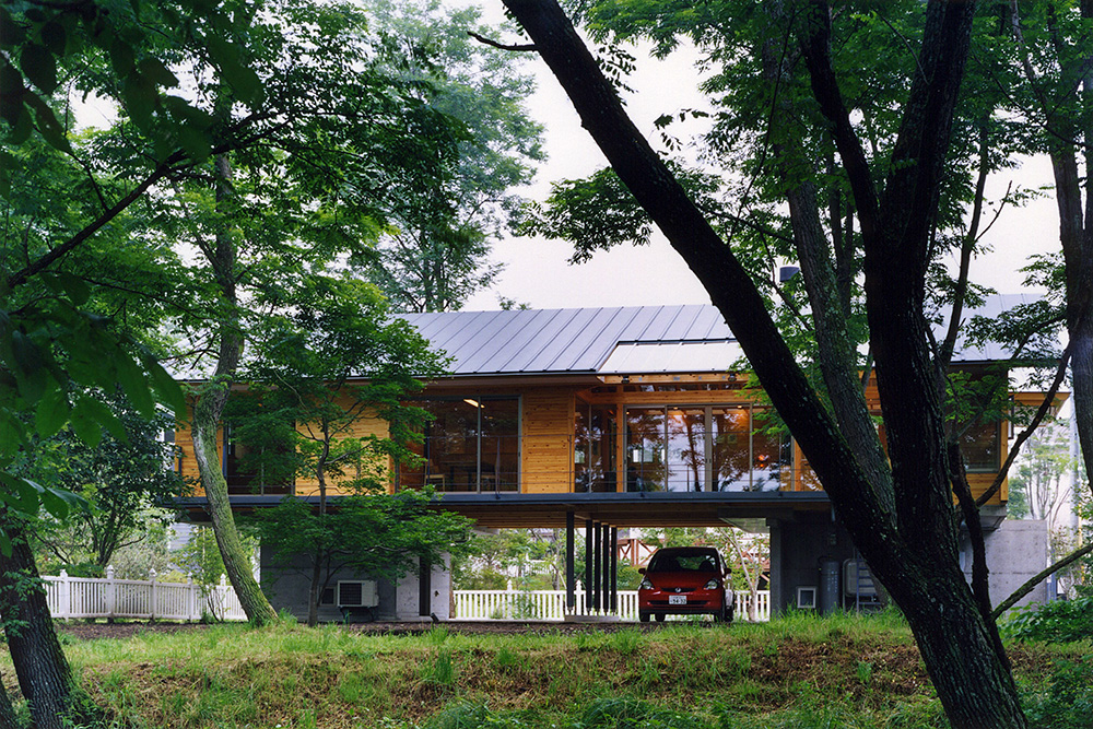 「軽井沢の家」外観　デザイナーズ別荘　集中豪雨、湿気、防犯の対策のため、高床にしている週末住宅 別荘 
