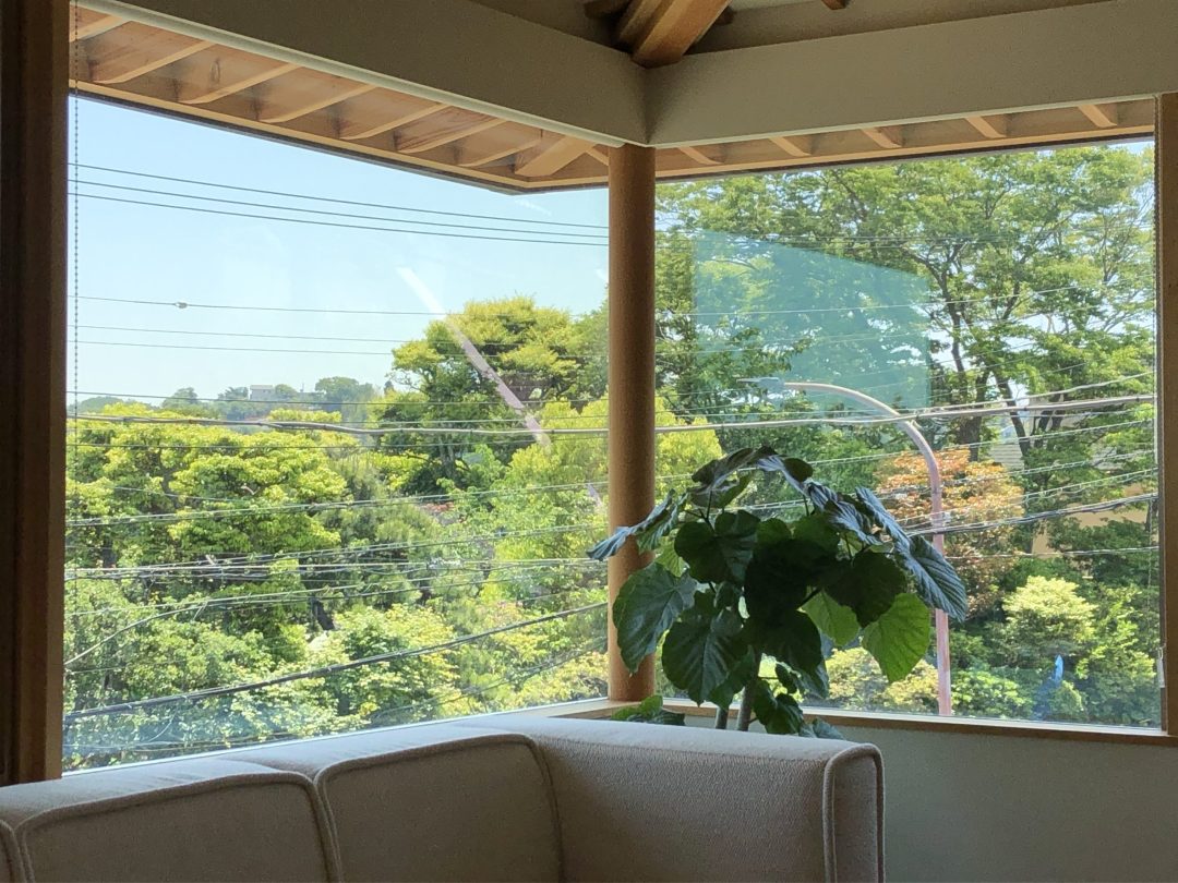 鎌倉借景の家　コーナー窓
