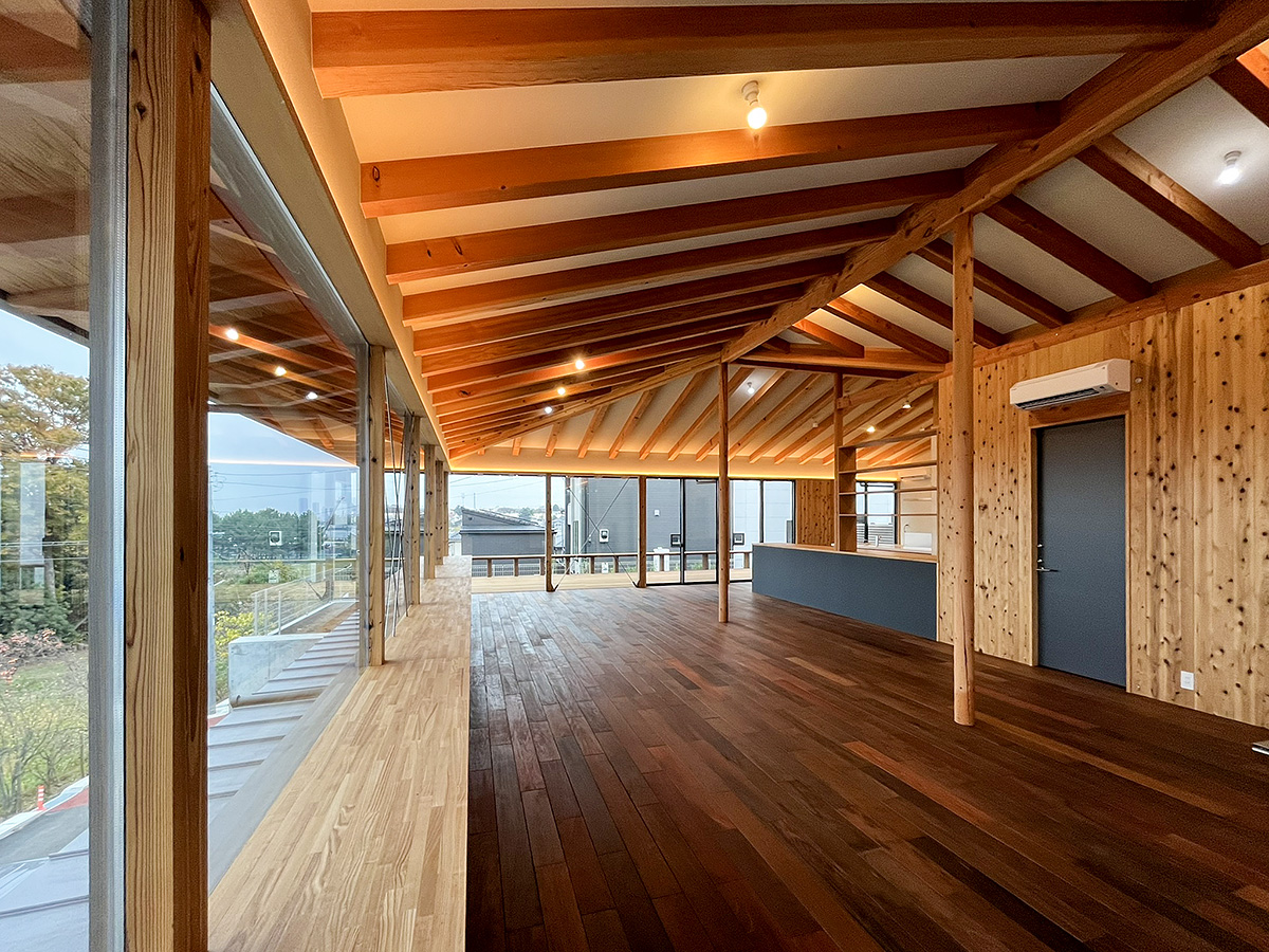 内部の壁は柱をボルトで束ねた耐力壁(構造躯体)表しになっています。